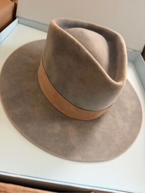 Women’s Felt Wide-Brim Fedora Hat in Taupe with Tan Band